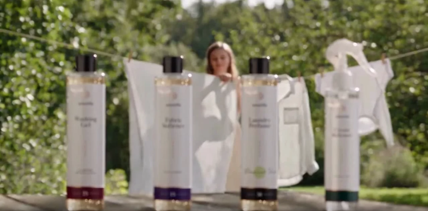Produkty Amarella do czteroetapowego rytuału pielęgnacji tkanin: żel do prania, płyn do płukania, perfumy do prania i spray wygładzający zagniecenia.